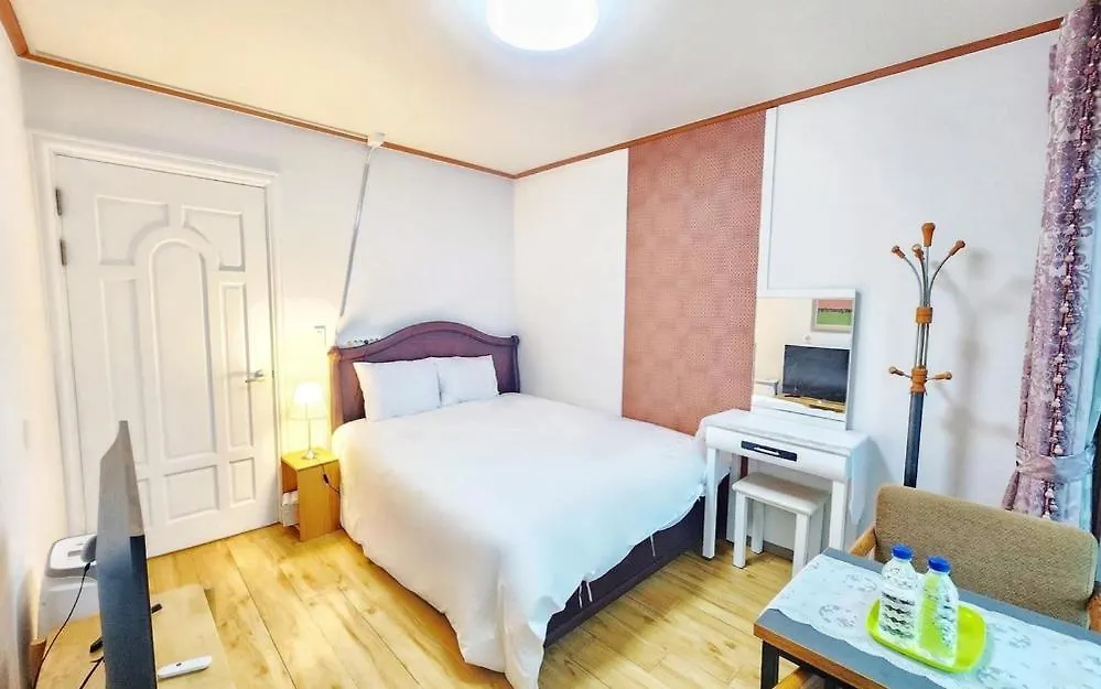 Jeju Yongdam House Hotel 0*,